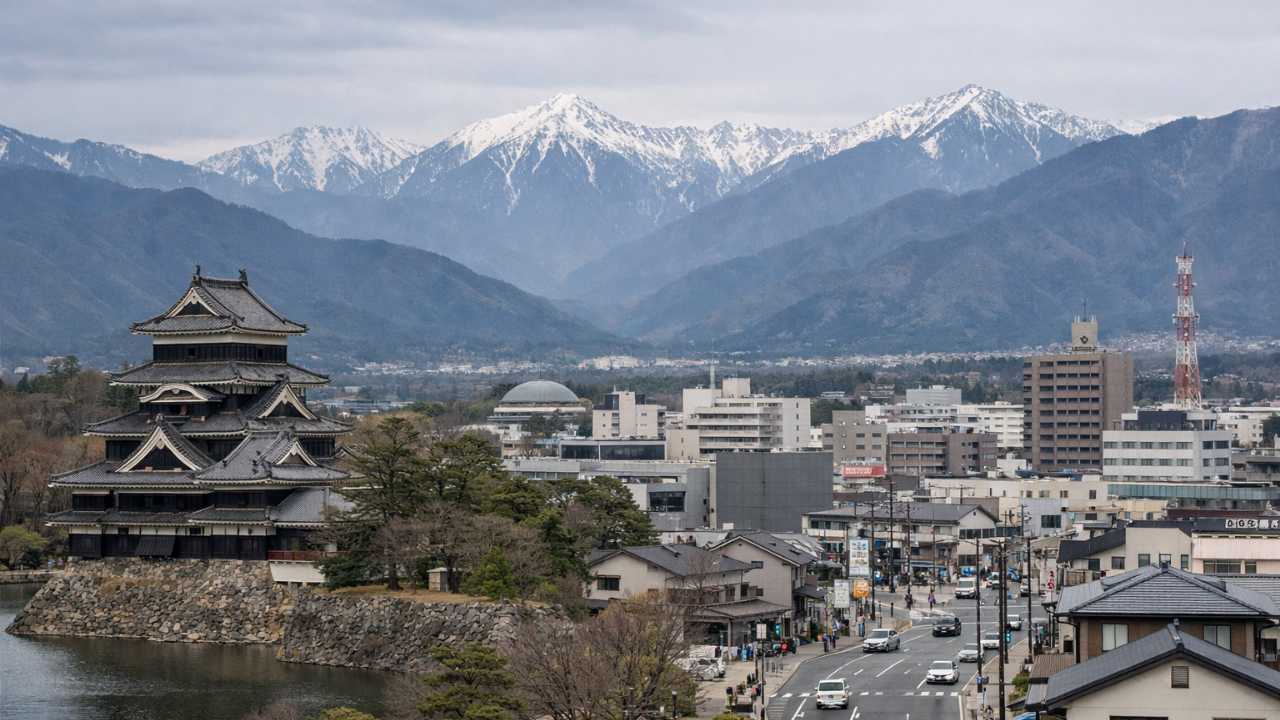 長野県松本市の暮らしをテーマにしたアイキャッチ、松本城と北アルプスを背景に、落ち着いた市街地の雰囲気