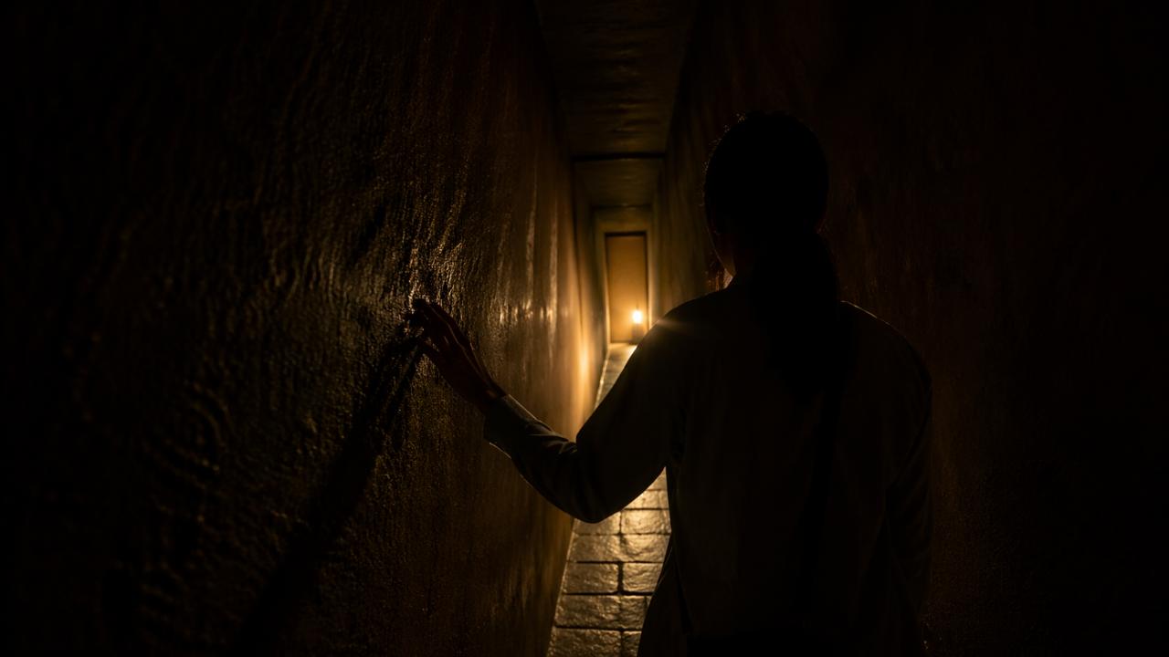 善光寺の戒壇巡りを連想させる抽象的な暗い回廊のイメージ