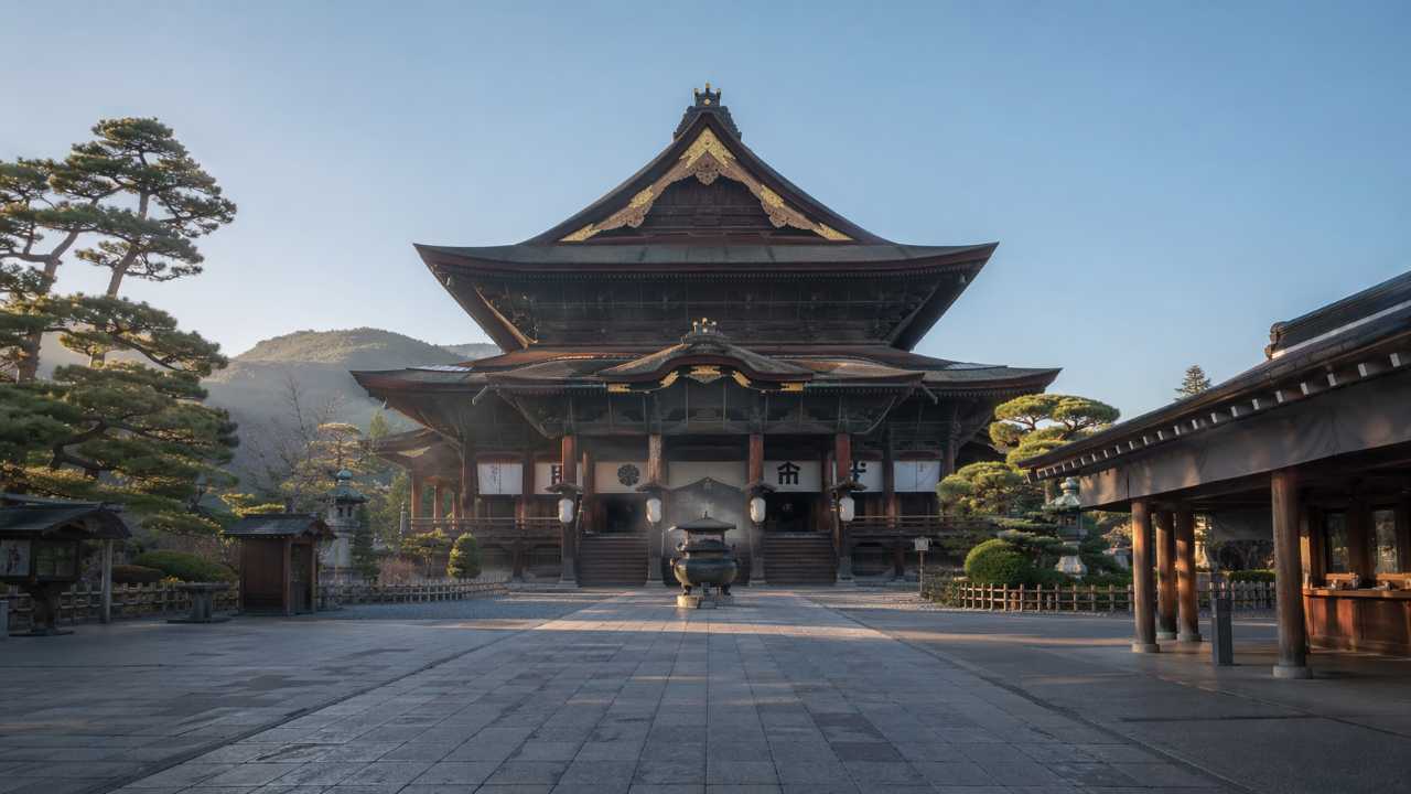 善光寺本堂を正面から捉えたブログ用アイキャッチ、早朝のやわらかい光、静かな参拝の空気感、石畳の参道が手前に続く構図