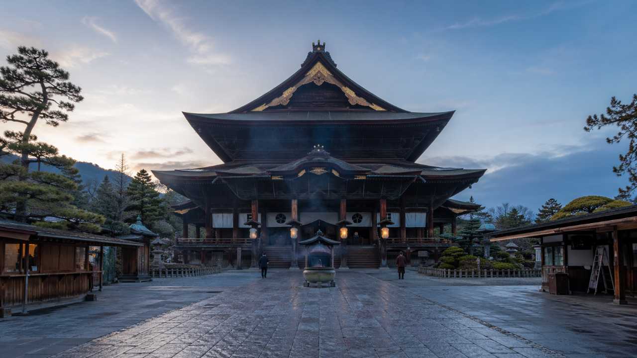 善光寺のお朝事をイメージした早朝の本堂周辺