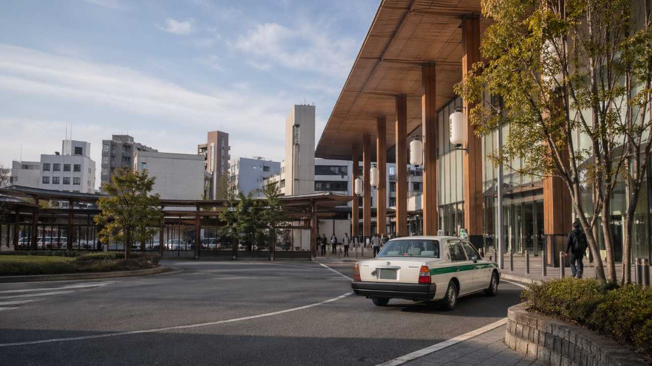 長野駅善光寺口の駅前ロータリーに停車するタクシーと、長野らしい落ち着いた街並み、善光寺参拝へ向かう旅の期待感が伝わる実写風アイキャッチ