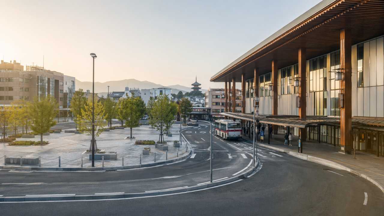 長野駅善光寺口のバスロータリーから善光寺観光へ向かう旅の始まりを感じさせる実写風アイキャッチ